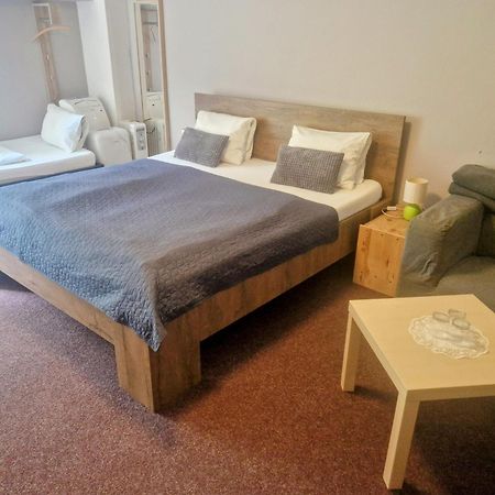 Family Hotel Maxim Бероун Екстер'єр фото