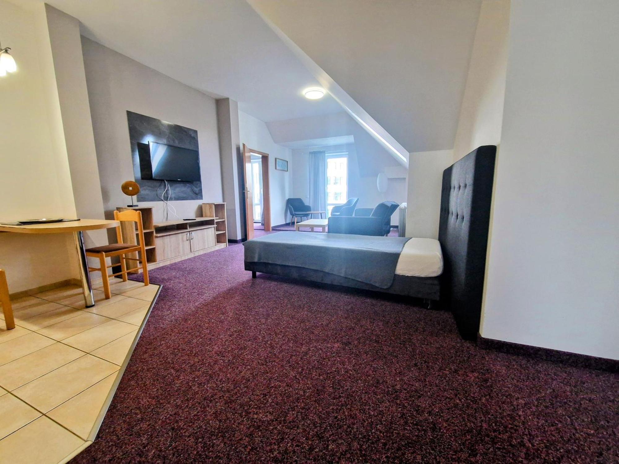Family Hotel Maxim Бероун Екстер'єр фото