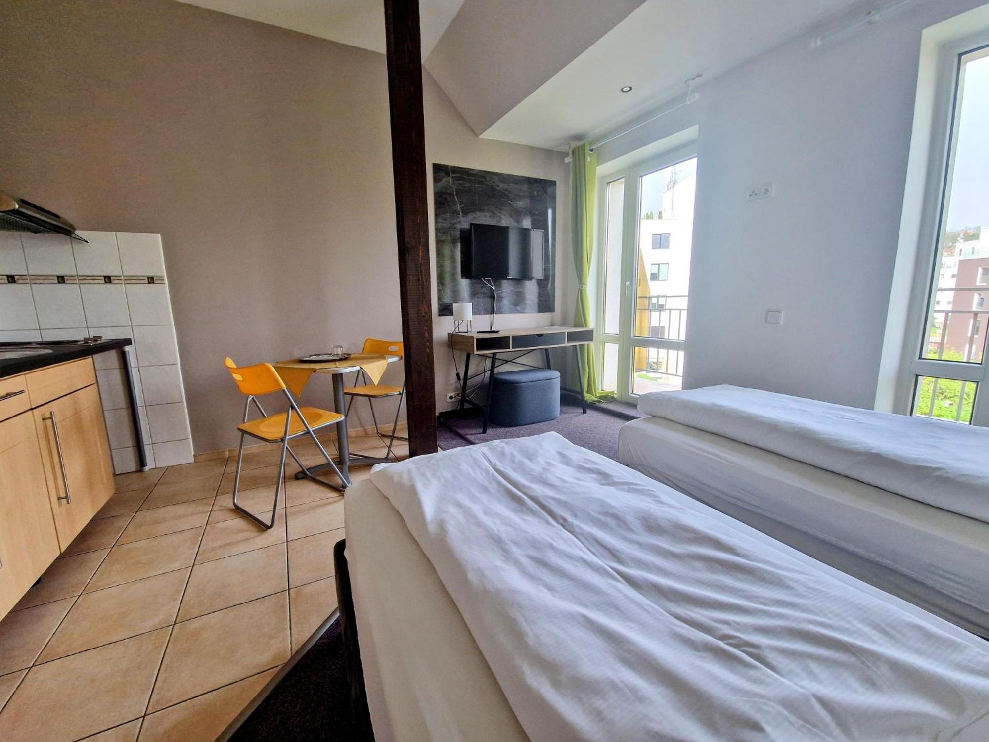 Family Hotel Maxim Бероун Екстер'єр фото