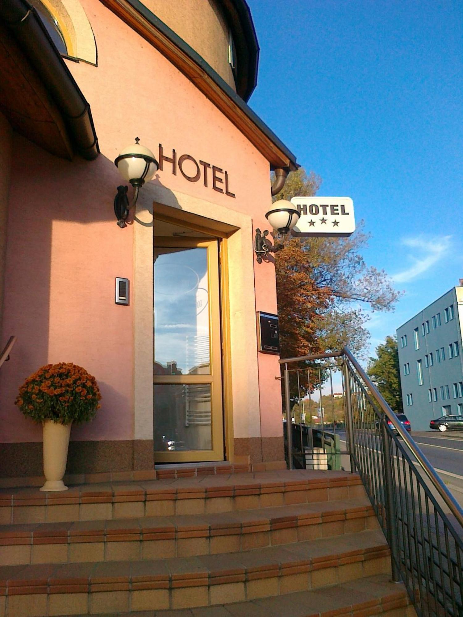 Family Hotel Maxim Бероун Екстер'єр фото