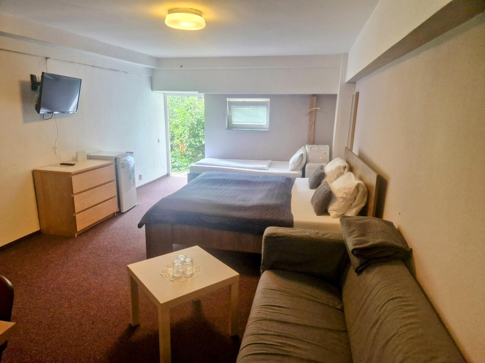 Family Hotel Maxim Бероун Екстер'єр фото