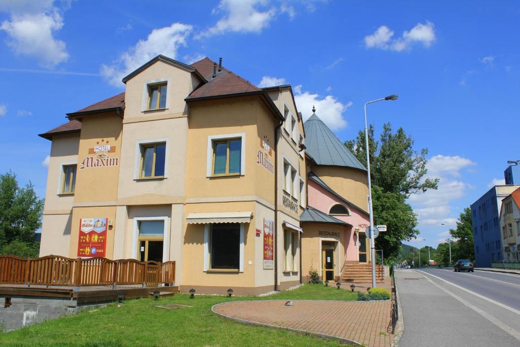 Family Hotel Maxim Бероун Екстер'єр фото